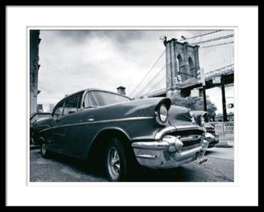 Постер Vintage car parked by city bridge