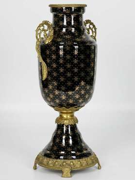Фарфоровая ваза черно-бронзового цвета