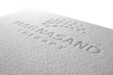 Подушка Magnasand из эластичной пены с магнитным песком серо-белого цвета