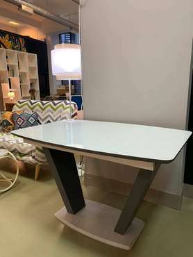 Раздвижной обеденный стол Петир бело-серого цвета