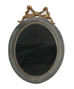 Настенное зеркало в раме серого цвета 