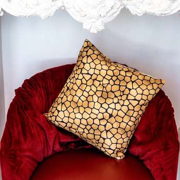 Интерьерная подушка Сафари черно-золотого цвета