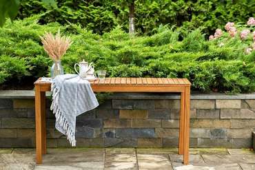 Стол Karo из массива акации коричневого цвета