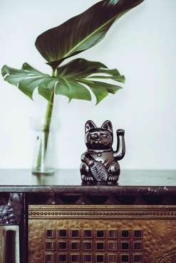 Декоративная фигурка-статуэтка Lucky Cat M ярко-черного цвета