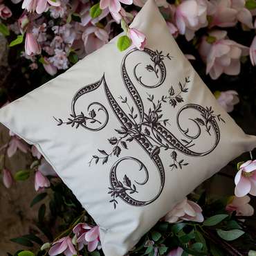 Декоративная подушка Азбука мечты буква K белого цвета
