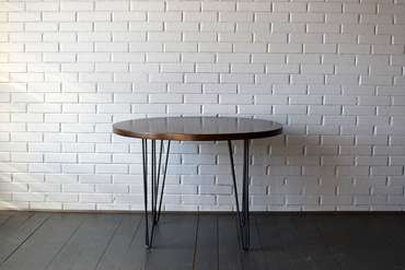 Обеденный стол Slab Oak Shpilki черно-коричневого цвета
