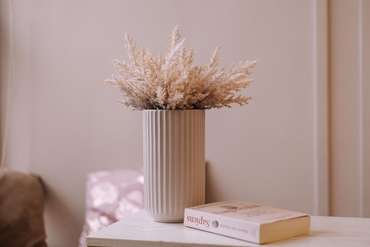 Декоративная ваза Рельеф М молочного цвета