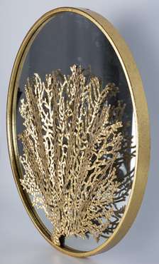 Настенное зеркало с декором золотого цвета