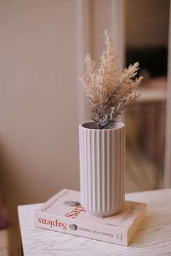 Декоративная ваза Рельеф молочного цвета