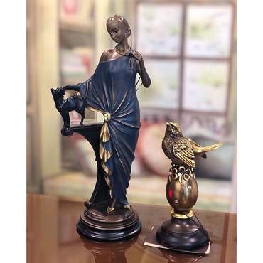 Статуэтка Девушка с кошкой бронзового цвета