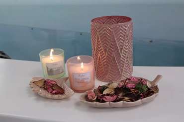 Ароматическая свеча Peony Freesia розового цвета