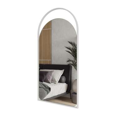 Дизайнерское арочное настенное зеркало Arkelo S в металлической раме белого цвета.