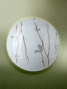 Настенно-потолочный светильник с плафоном из стекла белого цвета 