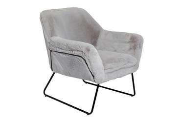 Кресло серого цвета на металлических ножках