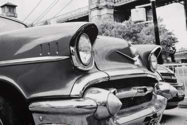Постер с паспарту в раме "Vintage car parked by city bridge"