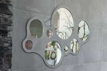 Зеркало настенное Round в раме серебряного цвета