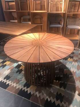 Обеденный стол Убуд коричневого цвета