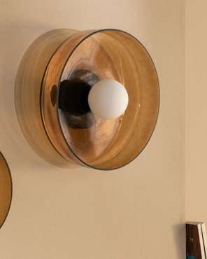 Настенный светильник с янтарным стеклом “Кассель” – 35 см.