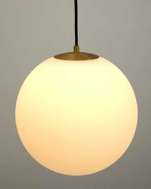 Подвесной светильник Brisia 30 из металла в латунной отделке со стеклянным плафоном 