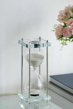 Декоративное изделие Песочные часы серебряного цвета