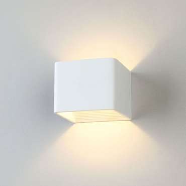 Настенный светодиодный светильник Corudo белого цвета