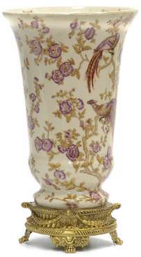 Фарфоровая ваза бежево-розового цвета