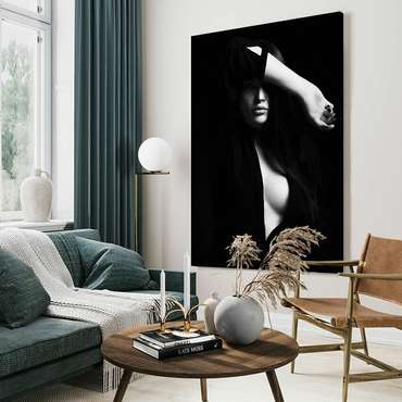 Картина на холсте Девушка в черном 50х70 см