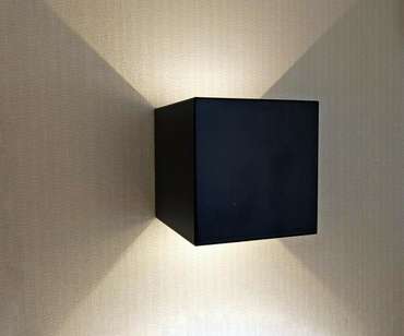 Уличный настенный светодиодный светильник Куб черного цвета