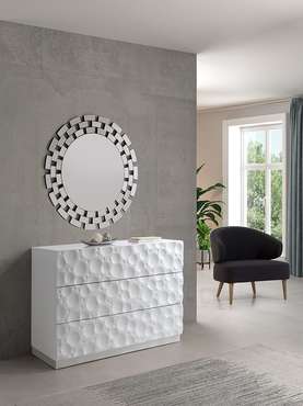 Деревянный комод с тремя ящиками