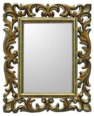 Настенное зеркало в металлической раме золотого цвета