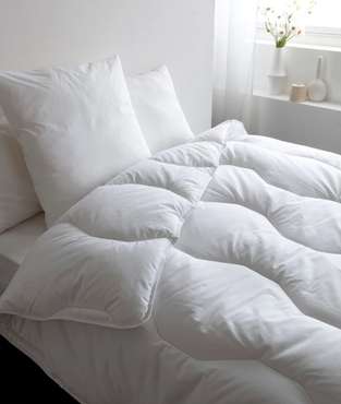 Одеяло белого цвета с наполнителем 240x260