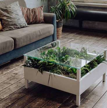 Журнальный столик с искусственными растениями