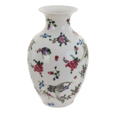 Фарфоровая ваза белого цвета