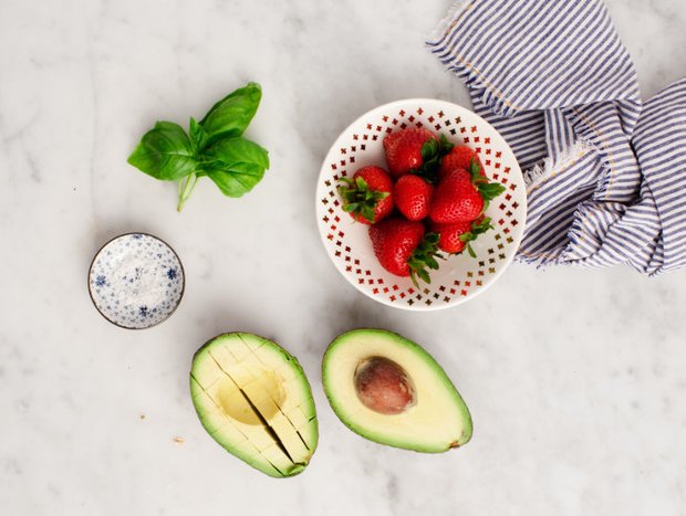 Фотография:  в стиле , Завтрак, Перекусить, Сырым, Сэндвич, Кулинарные рецепты, Легкий завтрак, 15 минут, Европейская кухня, Вкусные рецепты, Домашние рецепты, Новые рецепты, Как приготовить быстро?, Как приготовить вкусно?, Просто, Авокадо – фото на INMYROOM