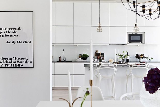 Фотография: Кухня и столовая в стиле Современный, Скандинавский, Декор интерьера, Квартира, Швеция, Мебель и свет, скандинавский интерьер, освещение в квартире, как выбрать освещение для комнаты, 3 комнаты, Более 90 метров – фото на INMYROOM