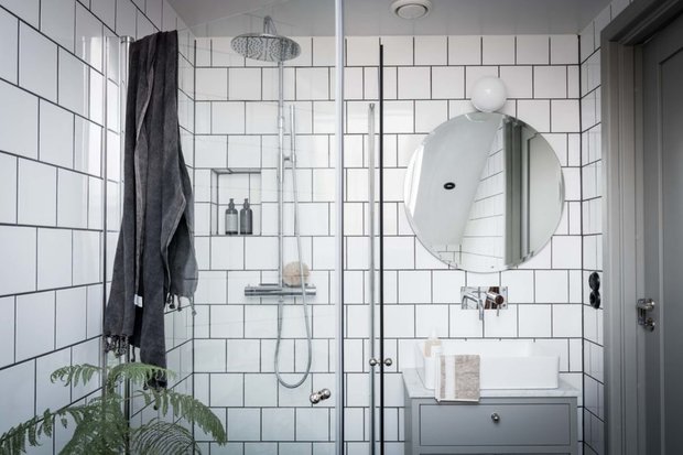 Фотография: Ванная в стиле Современный, Скандинавский, Декор интерьера, Квартира, Студия, Белый, Бежевый, Серый, интерьер мансарды, до 40 метров, Эмма Фишер – фото на INMYROOM