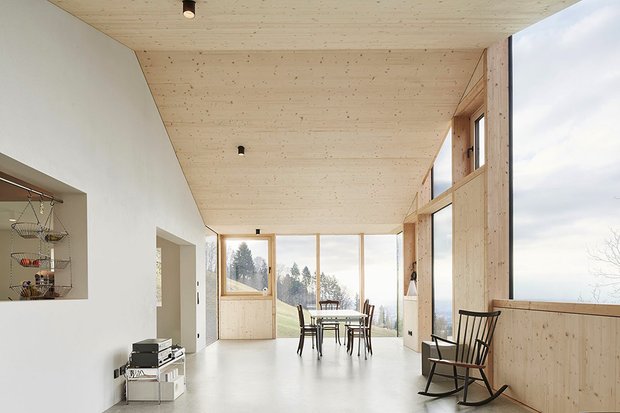 Фотография: Кухня и столовая в стиле Эко, Современный, Дом, Архитектура, Ландшафт, Планировки, Белый, Минимализм, Перепланировка, Черный, Бежевый, Синий, Серый, Дом и дача, Австрия, Форарльберг, Дорнбирн, Йохен Шпехт – фото на INMYROOM