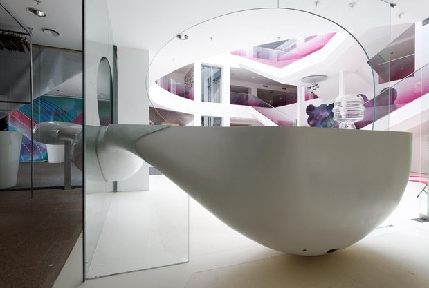 Фотография:  в стиле Современный, Декор интерьера, Alessi, BoConcept, Gorenje, Sancal, Umbra, Vondom, Мебель и свет, Цвет в интерьере, Индустрия, Люди, Белый, Архитектурные объекты, Розовый, Карим Рашид, Промдизайн, Подсвечник – фото на INMYROOM
