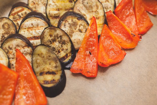 Фотография:  в стиле , Обед, Ужин, Основное блюдо, Гриль, Птица, Кулинарные рецепты, 45 минут, Пришли гости – фото на INMYROOM