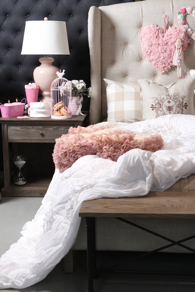 Фотография: Аксессуары в стиле Прованс и Кантри, Декор интерьера, DIY, Декор, Мебель и свет, Советы, Красный, Розовый, Curations Limited, Татьяна Ефимчук, декор интерьера к 14 февраля, декор спальни ко Дню Святого Валентина, идеи декора ко Дню всех влюбленных, декор стола, декор спальни – фото на INMYROOM