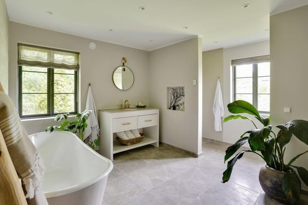 Фотография: Ванная в стиле Скандинавский, Современный, Дом, Белый, Минимализм, Серый, Коричневый, Дом и дача – фото на INMYROOM