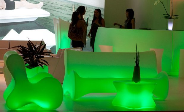 Фотография: Мебель и свет в стиле Современный, Декор интерьера, Alessi, BoConcept, Gorenje, Sancal, Umbra, Vondom, Цвет в интерьере, Индустрия, Люди, Белый, Архитектурные объекты, Розовый, Карим Рашид, Промдизайн, Подсвечник – фото на INMYROOM