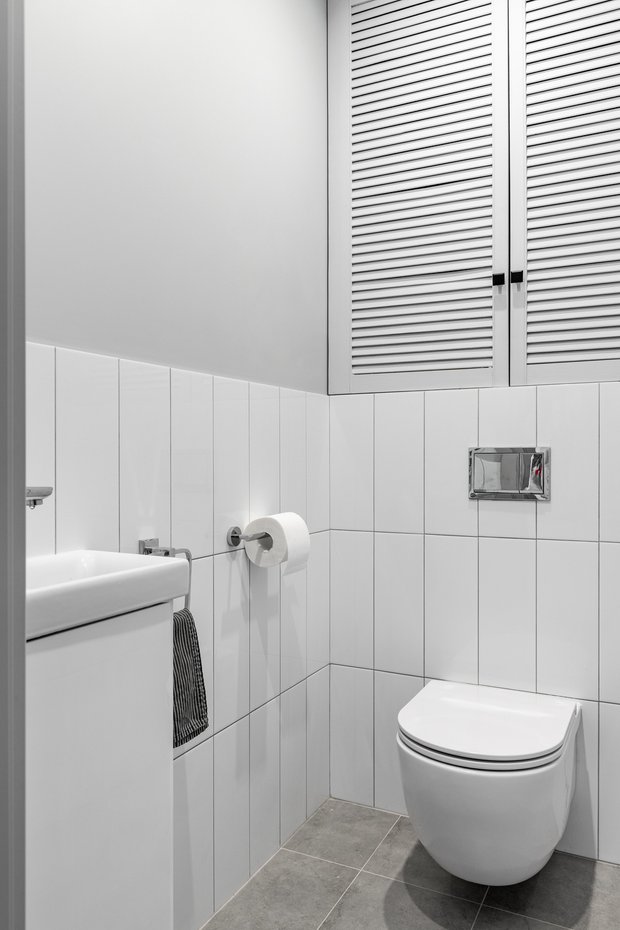 В туалете плитка Kerama Marazzi и влагостойкая краска. Жалюзийные дверцы из «Леруа Мерлен».