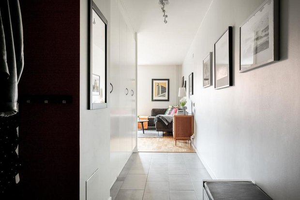 Фотография: Прихожая в стиле Скандинавский, Классический, Декор интерьера, Квартира, Швеция, Белый, Красный, Серый, 2 комнаты, Более 90 метров – фото на INMYROOM