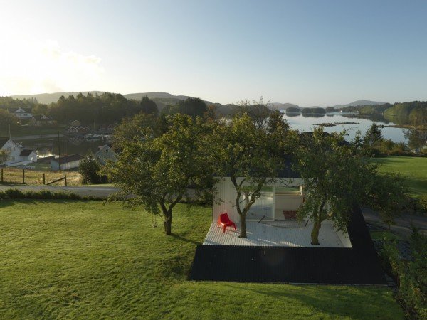 Фотография: Ландшафт в стиле , Скандинавский, Терраса, Белый, Минимализм, Дача, Черный, Красный, Норвегия, Эко, Дом и дача, Хеугесунн, Todd Saunders, Slice by Saunders, дом с встроенной террасой, дача в 15 квадратов, дом-ломтик – фото на INMYROOM