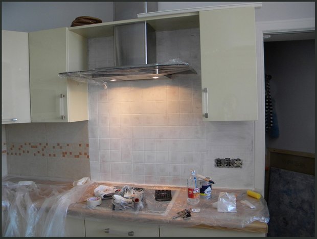 Фотография:  в стиле , Кухня и столовая, DIY, Декор, Ремонт на практике, обновить кухонный фартук, как красить керамическую плитку, рисунок на плитке своими руками, мастер-класс декоратора – фото на INMYROOM