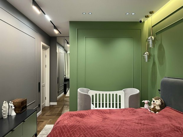 Покраску усложнили молдингами из практичного полиуретана. При монтаже настенных молдингов учитывали все размеры монтируемой на стены техники типа кондиционера. Что касается потолков, они тут стандартные гипсокартонные со встраиваемыми трековыми светильниками.