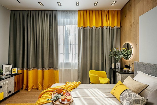 Спальня получилась концептуальная и яркая, при этом, если хозяева устанут от цвета, можно будет легко поменять интерьер и убрать все желтые акцентные элементы.