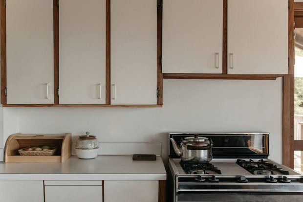 Фотография: Кухня и столовая в стиле Минимализм, Прованс и Кантри, Белый, Бежевый, Эко, Дом и дача – фото на INMYROOM