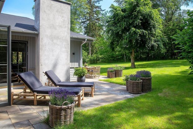 Фотография: Терраса в стиле Современный, Минимализм, Скандинавский, Дом, Белый, Серый, Коричневый, Дом и дача – фото на INMYROOM